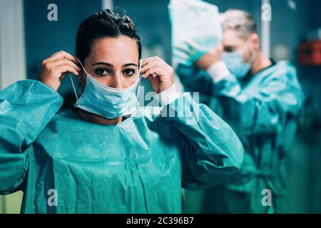 Ärzte und Krankenschwester Vorbereitung auf die Arbeit im Krankenhaus für chirurgische Operation während Coronavirus Pandemie Ausbruch - Medizinische Mitarbeiter immer in c gekleidet Stockfoto