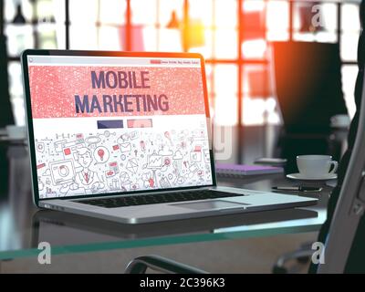 Moderner Arbeitsplatz mit Laptop zeigt Landing Page im Doodle Design Stil mit Text Mobile Marketing. Tonbild mit selektivem Fokus. 3D-Rendern. Stockfoto