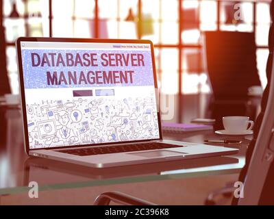 Database Server Management - Closeup Landing Page im Doodle Design Style auf dem Laptop-Bildschirm. Auf dem Hintergrund des komfortablen Arbeitsort in modernen Büro Stockfoto