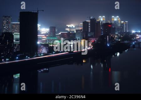 Pjöngjang, Nordkorea - 2. Mai 2019: Nachtansicht auf die moderne Wohnanlage und Skyline. Blick von der Yanggakdo Insel Stockfoto