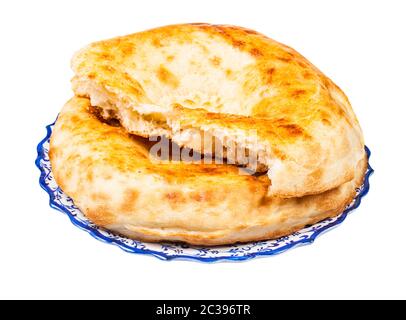 Eineinhalb tandoor usbekischen Brot (Obi nicht) auf dekorative Platte auf weißem Hintergrund Stockfoto