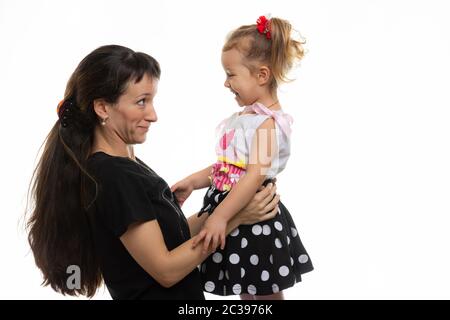 Mutter und vierjährige Tochter sehen sich lustig an Stockfoto