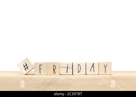Holzwürfel mit einem Hashtag und das Wort Freitag, social media Konzept in der Nähe von weißen Hintergrund close-up Stockfoto