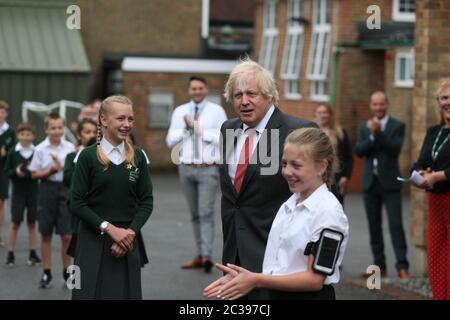 Premierminister Boris Johnson nimmt an einer sozial distanzierten Unterrichtsstunde Teil, während er die Bovingdon Primary School in Bovingdon, Hemel Hempstead, Hertfordshire, besucht, nachdem ein Plan von 1 Milliarde GBP angekündigt wurde, um Schülern zu helfen, ihre Ausbildung vor September nachzuholen, nachdem sie während der Coronavirus-Sperre Monate außerhalb der Schule verbracht hatten. Stockfoto