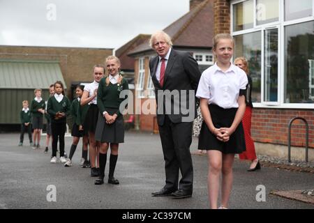 Premierminister Boris Johnson nimmt an einer sozial distanzierten Unterrichtsstunde Teil, während er die Bovingdon Primary School in Bovingdon, Hemel Hempstead, Hertfordshire, besucht, nachdem ein Plan von 1 Milliarde GBP angekündigt wurde, um Schülern zu helfen, ihre Ausbildung vor September nachzuholen, nachdem sie während der Coronavirus-Sperre Monate außerhalb der Schule verbracht hatten. Stockfoto