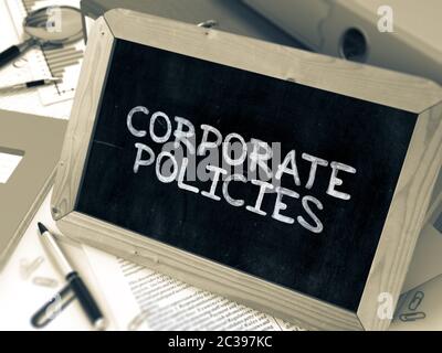 Corporate Policies Konzept Hand gezeichnet auf der Tafel am Arbeitstisch Hintergrund. Verschwommener Hintergrund. Tonbild. 3D-Rendern. Stockfoto