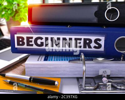 Blue Office Folder mit Inschrift Einsteiger auf Office Desktop mit Bürobedarf und modernem Laptop. Anfänger Business-Konzept auf verschwommenen Hintergrund Stockfoto