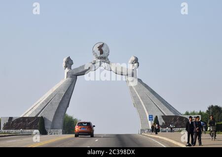 Pjöngjang, Nordkorea - 3. Mai 2019: Denkmal der drei-Punkte-Charta für die nationale Wiedervereinigung in Pjöngjang, auf dem Symbol der Hauptstadt Nord-Ko Stockfoto