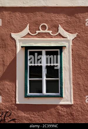 Historisches Fenster in Grein Stockfoto
