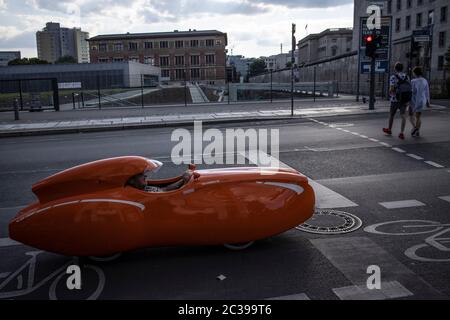 Alternative Verkehrsmittel am Autobahnkreuz Niederkirchnerstraße und Wilhelmstraße, wo die Berliner Mauer noch einen Teil der Straße einnimmt, Deutschland Stockfoto