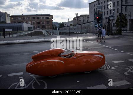 Alternative Verkehrsmittel am Autobahnkreuz Niederkirchnerstraße und Wilhelmstraße, wo die Berliner Mauer noch einen Teil der Straße einnimmt, Deutschland Stockfoto