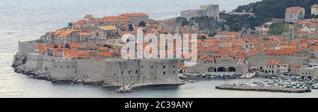 Dubrovnik, Kroatien - 19 April, 2011: die alten Mauern der Stadt und den Hafen Stadtmauer Wahrzeichen in Dubrovnik, Kroatien. Stockfoto