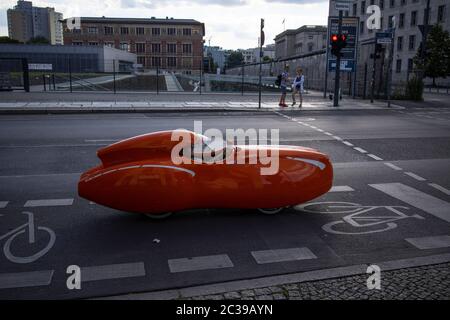 Alternative Verkehrsmittel am Autobahnkreuz Niederkirchnerstraße und Wilhelmstraße, wo die Berliner Mauer noch einen Teil der Straße einnimmt, Deutschland Stockfoto