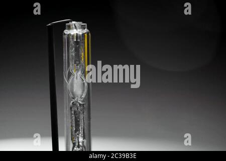 Xenon-Lampe auf dem Tisch. Das Aussehen einer Xenon-Lampe. Stockfoto