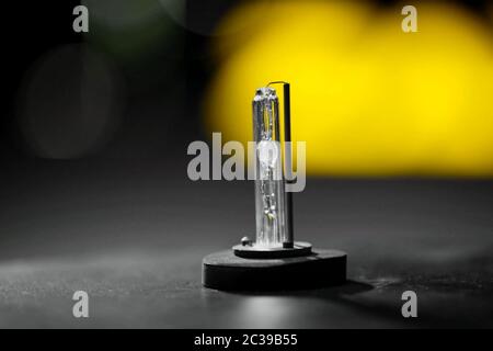 Xenon-Lampe auf dem Tisch. Das Aussehen einer Xenon-Lampe. Stockfoto