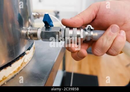 Installation des Krans auf einem Tank mit Flüssigkeit. Kugelhahn- und Rohradapter. Stockfoto