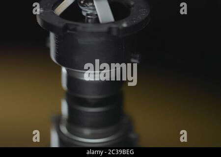 Xenon-Lampe auf dem Tisch. Das Aussehen einer Xenon-Lampe. Stockfoto