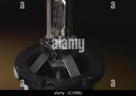 Xenon-Lampe auf dem Tisch. Das Aussehen einer Xenon-Lampe. Stockfoto