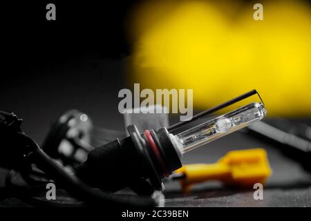 Xenon-Lampe auf dem Tisch. Das Aussehen einer Xenon-Lampe. Stockfoto