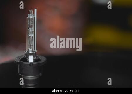 Xenon-Lampe auf dem Tisch. Das Aussehen einer Xenon-Lampe. Stockfoto