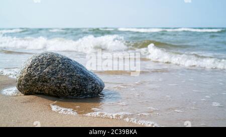 Stein am Strand der Polnischen Ostseeküste in der Nähe von Wegorzewo Stockfoto