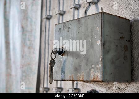 Den Sicherungskasten an der Wand einer verlassenen Fabrik in Magdeburg in Deutschland Stockfoto