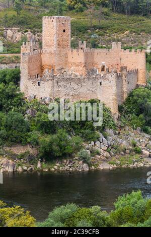 Burg von Almourol ist eine mittelalterliche Burg in Zentralportugal befindet sich auf einer kleinen Felseninsel mitten in den Fluss Tejo. Stockfoto