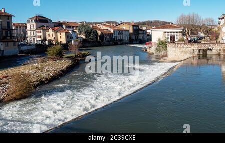 Le Salat Fluss in Saint Girons Stadt, Ariege Midi Pyrenäen, Südfrankreich. Stockfoto