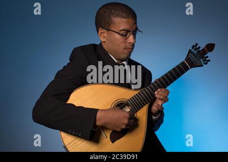 Fado-Musiker mit einer portugiesischen Gitarre, Studio Stockfoto