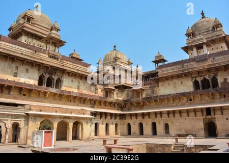 ORCHHA, MADHYA PRADESH, INDIEN - 04. MÄRZ 2020: Jahangir Mahal (Orchha Fort) in Orchha, Madhya Pradesh, Indien. Stockfoto