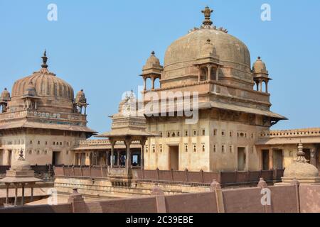 ORCHHA, MADHYA PRADESH, INDIEN - 04. MÄRZ 2020: Jahangir Mahal (Orchha Fort) in Orchha, Madhya Pradesh, Indien. Stockfoto