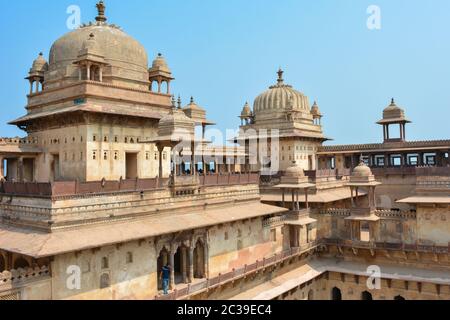 ORCHHA, MADHYA PRADESH, INDIEN - 04. MÄRZ 2020: Jahangir Mahal (Orchha Fort) in Orchha, Madhya Pradesh, Indien. Stockfoto