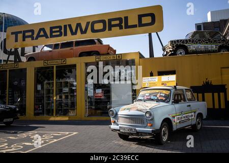 Trabi World Klassiker Trabant osteuropäisches Automuseum in der Nähe der Berliner Mauer, die noch einen Teil der Straße besetzt, Deutschland Stockfoto