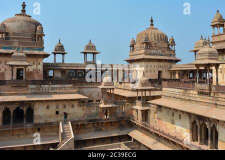 ORCHHA, MADHYA PRADESH, INDIEN - 04. MÄRZ 2020: Jahangir Mahal (Orchha Fort) in Orchha, Madhya Pradesh, Indien. Stockfoto