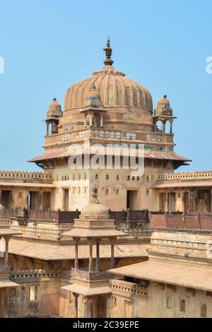 ORCHHA, MADHYA PRADESH, INDIEN - 04. MÄRZ 2020: Jahangir Mahal (Orchha Fort) in Orchha, Madhya Pradesh, Indien. Stockfoto