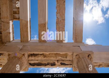 Athen Akropolis, Wahrzeichen Griechenlands. Antike griechische Propylaea Eingang Tordecke und Säulen niedrigen Winkel Ansicht, blauer Himmel, Frühling sonnigen Tag. Stockfoto