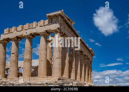 Athen Akropolis, Griechenland. Parthenon Tempel der Göttin Athena gewidmet, Fassade der antiken Tempelruinen, blauer Himmel Hintergrund im Frühling sonnigen Tag. Stockfoto