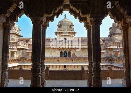ORCHHA, MADHYA PRADESH, INDIEN - 04. MÄRZ 2020: Jahangir Mahal (Orchha Fort) in Orchha, Madhya Pradesh, Indien. Stockfoto