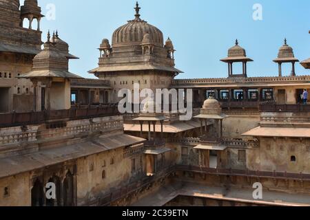 ORCHHA, MADHYA PRADESH, INDIEN - 04. MÄRZ 2020: Jahangir Mahal (Orchha Fort) in Orchha, Madhya Pradesh, Indien. Stockfoto