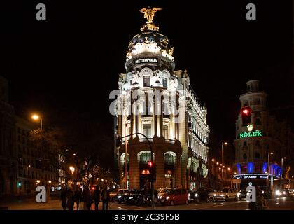 Abend in Madrid und dem Metropolgebäude an der Gran Vía Stockfoto