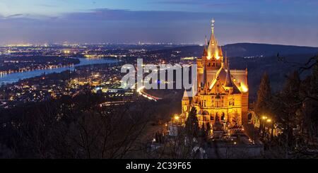 Beleuchtete Burg Drachenburg über dem Rheintal am Abend, Königswinter, Deutschland, Europa Stockfoto