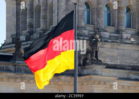 Die deutsche Fahne, Berlin (nur fuer redaktionelle Verwendung. Keine Werbung. Referenzdatenbank: http://www.360-berlin.de. © Jens Knappe. Bildquellennachw Stockfoto