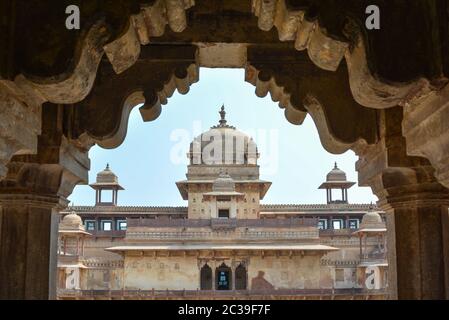 ORCHHA, MADHYA PRADESH, INDIEN - 04. MÄRZ 2020: Jahangir Mahal (Orchha Fort) in Orchha, Madhya Pradesh, Indien. Stockfoto