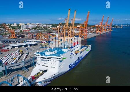 Blick Auf Den Hafen Von Gdynia. Stena Line Fähre am Baltic Container Terminal im Hafen von Gdynia von oben. Woiwodschaft Pommern, Polen. Stockfoto