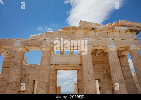 Athen Akropolis, Wahrzeichen Griechenlands. Antike griechische Propylaea Eingang Tordecke und Säulen niedrigen Winkel Ansicht, blauer Himmel, Frühling sonnigen Tag. Stockfoto