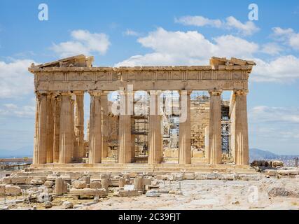 Athen Akropolis, Griechenland Top-Wahrzeichen. Parthenon Tempel der Göttin Athena gewidmet, Fassade der alten Tempelruinen, blauer Himmel Hintergrund in Frühlingssonne Stockfoto