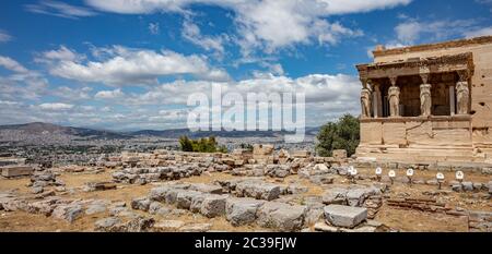 Akropolis von Athen, Griechenland Wahrzeichen. Erechtheum, Erechtheion mit Caryatides-Veranda, antike griechische Ruinen, blauer Himmel im Frühling sonniger Tag. Stockfoto