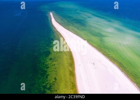 Rewa, Polen. Luftaufnahme des Isthmus Rewski im Sommer an der Ostsee in Rewa, pommersche Woiwodschaft, Polen. Stockfoto