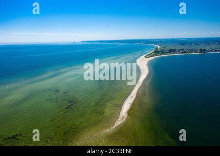 Rewa, Polen. Luftaufnahme des Isthmus Rewski im Sommer an der Ostsee in Rewa, pommersche Woiwodschaft, Polen. Stockfoto