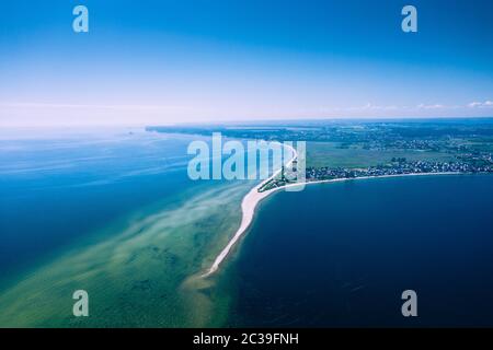 Rewa, Polen. Luftaufnahme des Isthmus Rewski im Sommer an der Ostsee in Rewa, pommersche Woiwodschaft, Polen. Stockfoto